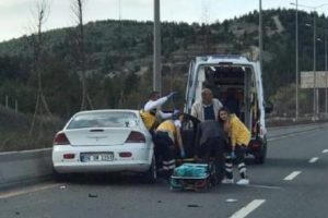 Yolda bozulan ara&ccedil;tan kurtulan s&uuml;r&uuml;c&uuml;, beton ref&uuml;je &ccedil;arptı: 4 yaralı