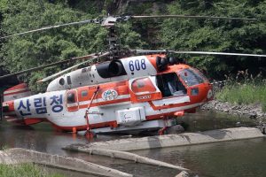 Helikopter y&uuml;ksek gerilim hattına &ccedil;arptı