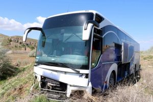 Bursa plakalı yolcu otob&uuml;s&uuml; tarlaya girdi: 10 yaralı