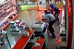 30 saniyede 10 diz&uuml;st&uuml; bilgisayarı b&ouml;yle &ccedil;aldılar