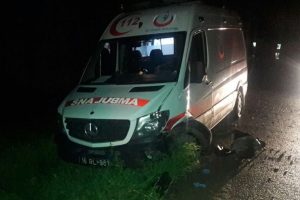 Bursa'da yaralı taşırken ambulansla &ccedil;arpıştı