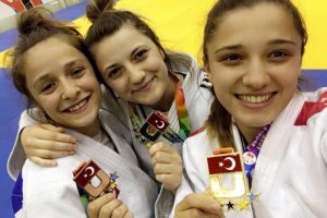 Bursa Uludağ &Uuml;niversitesi Judo takımı madalyalarla d&ouml;nd&uuml;