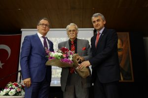 &Uuml;nl&uuml; akt&ouml;r Bursa'da &ouml;ğrencilere Yeşil&ccedil;am'ı anlattı