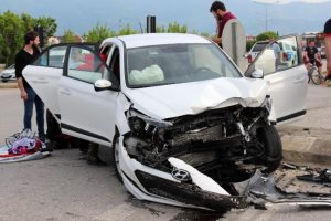 Kocaeli'de trafik kazası: 1'i &ccedil;ocuk 6 yaralı