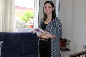 5. kattan d&uuml;şt&uuml;, kesmeyi d&uuml;ş&uuml;nd&uuml;ğ&uuml; ağa&ccedil; hayatını kurtardı