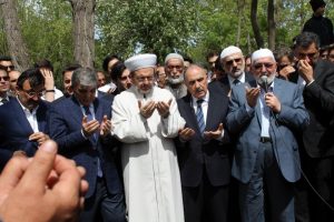 Abdullah G&uuml;l babasının mezarı başında helallik istedi