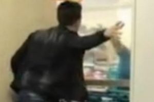 'Tadına bakmadan almayalım' deyince darp edildi