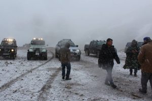 Mayısta kar s&uuml;rprizi: Ara&ccedil;lar mahsur kaldı