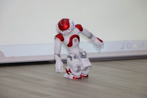 G&ouml;steri yapan insansı robot 'bayıldı'