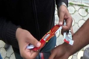 C&uuml;zdanından &ccedil;ıkan '&ccedil;ikolata kağıdı' polisleri g&uuml;ld&uuml;rd&uuml;