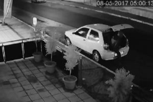 Otomobilin bagajından inip bilgisayar &ccedil;aldılar
