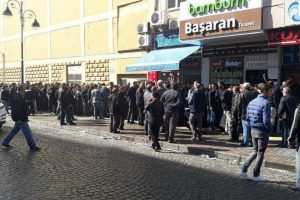 Mevsimlik iş&ccedil;i olmak i&ccedil;in kuyruğa girdiler