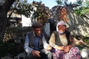 Yaşlı &ccedil;iftin evi k&uuml;l oldu
