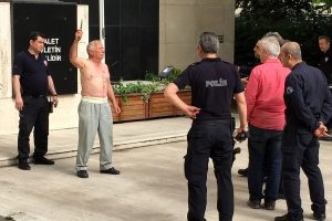 Bursa'da adliye &ouml;n&uuml;nde kendisini bı&ccedil;akla yaraladı