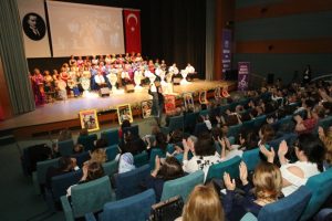 Bursa Nil&uuml;fer Kadın Korosu'ndan anlamlı konser