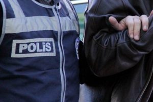 İzmir'de eski polislere FET&Ouml; operasyonu: 29 g&ouml;zaltı