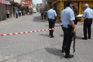 Sokak ortasında silahlı &ccedil;atışma: 1 &ouml;l&uuml;, 3 yaralı