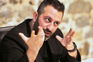Cem Yılmaz'dan bela okuyan takip&ccedil;isine sert yanıt