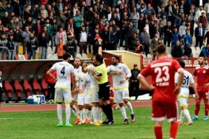Futbolcuyu duşta unutup ma&ccedil;a &ccedil;ıktılar!