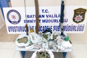Batman'da uyuşturucu operasyonu: 11 g&ouml;zaltı