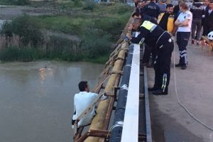 Zonguldak'ta k&ouml;pr&uuml;nden ırmağa atladı
