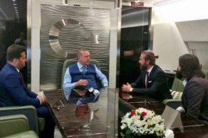 Cumhurbaşkanı Erdoğan'ın u&ccedil;ağında s&uuml;rpriz misafirler