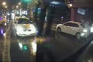 Şeritten &ccedil;ıkan taksi otob&uuml;se b&ouml;yle &ccedil;arptı