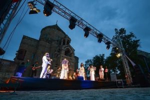 Akdamar Adası'nda 10 dilde konser
