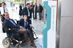 Bursa'da engelli vatandaşlar i&ccedil;in ak&uuml;l&uuml; ara&ccedil; şarj &uuml;niteleri yerleştirildi
