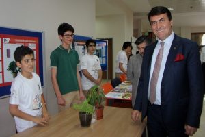 Bursa'da liseli gen&ccedil;ler &ccedil;i&ccedil;ek sulama sistemi geliştirdi