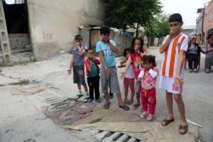 Kanalizasyondaki fabrika atıkları Suriyeli 2 kardeşi zehirledi