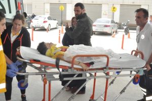 Bursa'da kadın s&uuml;r&uuml;c&uuml;, oyun oynayan &ccedil;ocuğu ezdikten sonra pano ile aydınlatma direğini devirdi