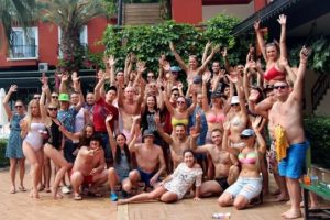 Gen&ccedil; turistler parti d&uuml;zenleyen otelleri tercih ediyor