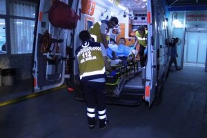 Arkadaşıyla konuşurken maganda kurşununa hedef oldu