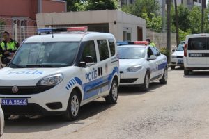 Oğlunu sıkıştıran minib&uuml;s şof&ouml;r&uuml;n&uuml; vurdu