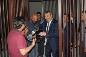 Emniyet m&uuml;d&uuml;r&uuml; gazetecileri nezarete attı