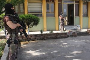 Husumetli iki aileye 300 polisle şafak baskını