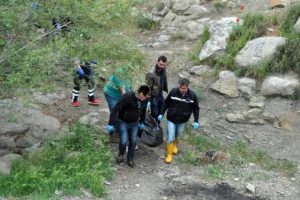 Madde bağımlısı dere kenarında &ouml;l&uuml; bulundu