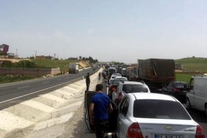 Kamyon &ccedil;ocuğu ezdi, k&ouml;yl&uuml;ler yolu trafiğe kapattı