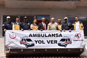 "Bayrak asan dayı" 112 i&ccedil;in balkona &ccedil;ıktı