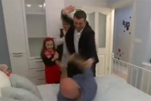 Yatak odası yenilendi, sevin&ccedil;ten &uuml;nl&uuml; mimarı yatağa fırlattı