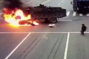 Motosiklet kamyonun yakıt tankına &ccedil;arptı!