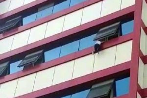 5'inci kat penceresinden sarkan &ccedil;ocuk y&uuml;rekleri ağza getirdi