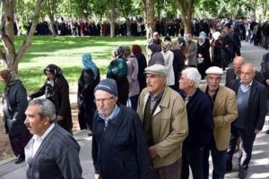 Emekli maaşı kuyruğu gibi domates kuyruğu!