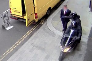 Londra'da motosikletli kapka&ccedil;