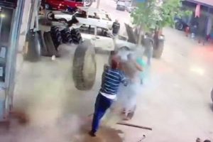 Lastik bomba gibi patladı