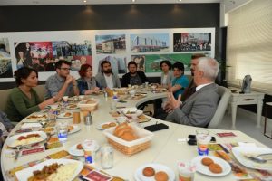 Bursa Nil&uuml;fer Belediye Başkanı Bozbey &ouml;ğle yemeğini personelle yedi