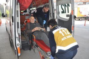 Bursa'da okul m&uuml;d&uuml;r&uuml; okul &ouml;n&uuml;nde kaza yaptı: 2 yaralı