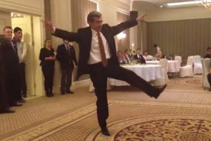 Başsavcı Alper'in zeybek oynadığı g&ouml;r&uuml;nt&uuml;leri ortaya &ccedil;ıktı