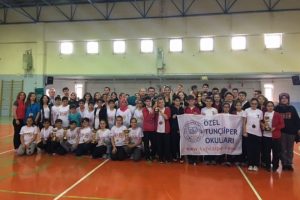 Bursa Nil&uuml;fer'de Spor Şenlikleri'nde dart turnuvasına ilgi b&uuml;y&uuml;k